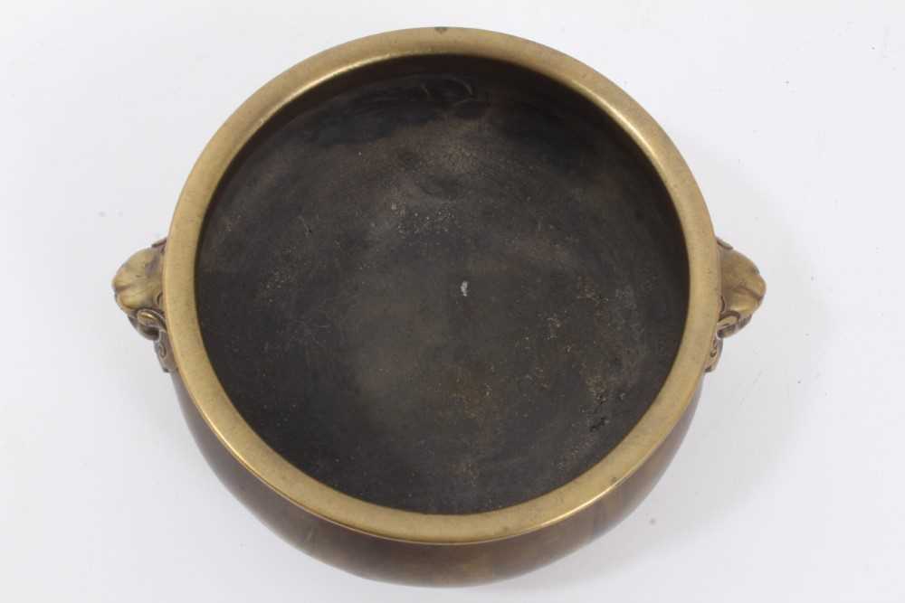 18th / 19th century Chinese bronze censer with lion mask handles, six-character Xuande mark to base - Bild 5 aus 11