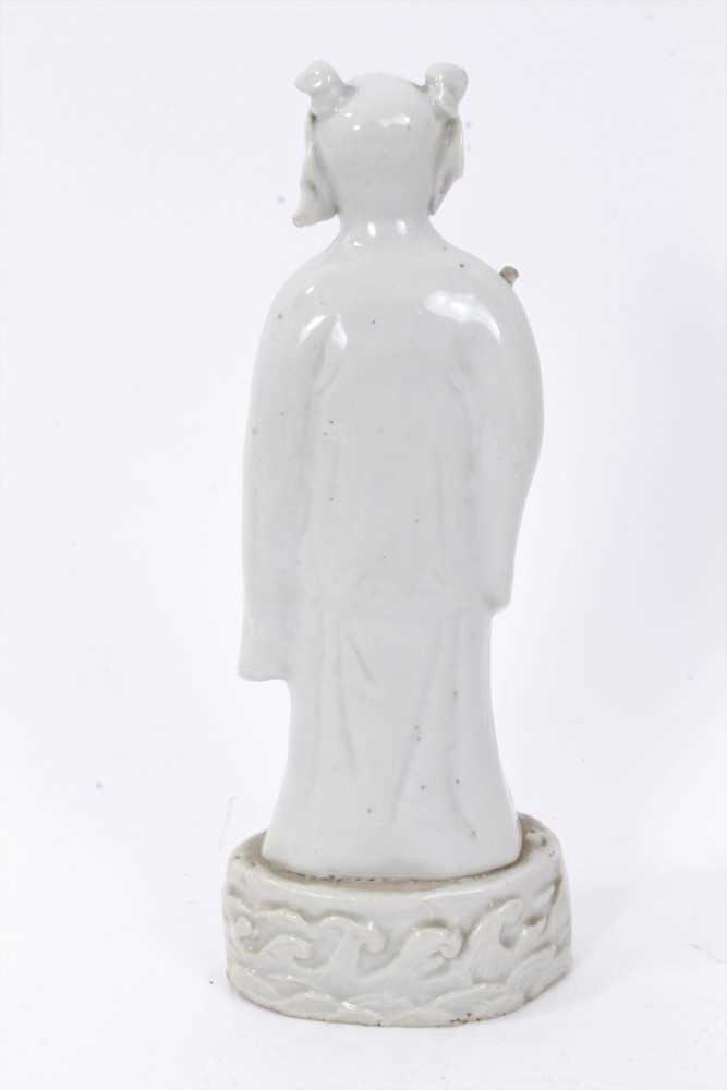 Good pair of antique Chinese Qing period blanc de chine figures, the female figure carrying a fly wh - Bild 9 aus 13