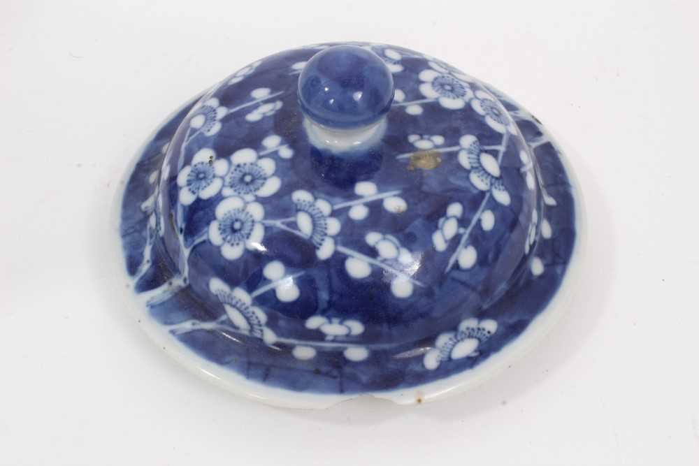 Large antique 19th century Chinese blue and white porcelain ginger jar and cover, painted with prunu - Bild 7 aus 10