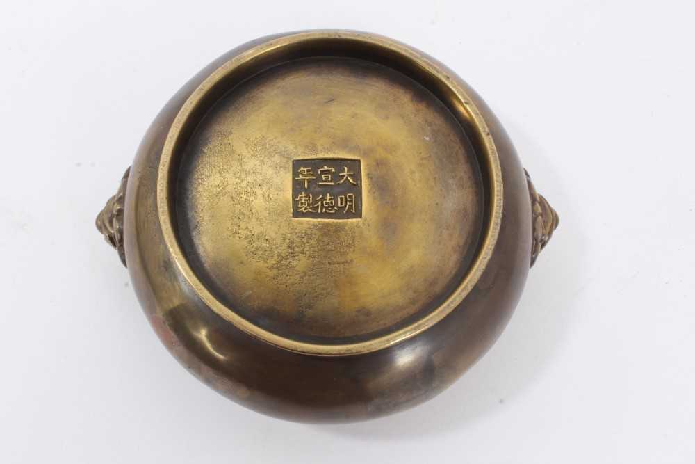 18th / 19th century Chinese bronze censer with lion mask handles, six-character Xuande mark to base - Bild 6 aus 11