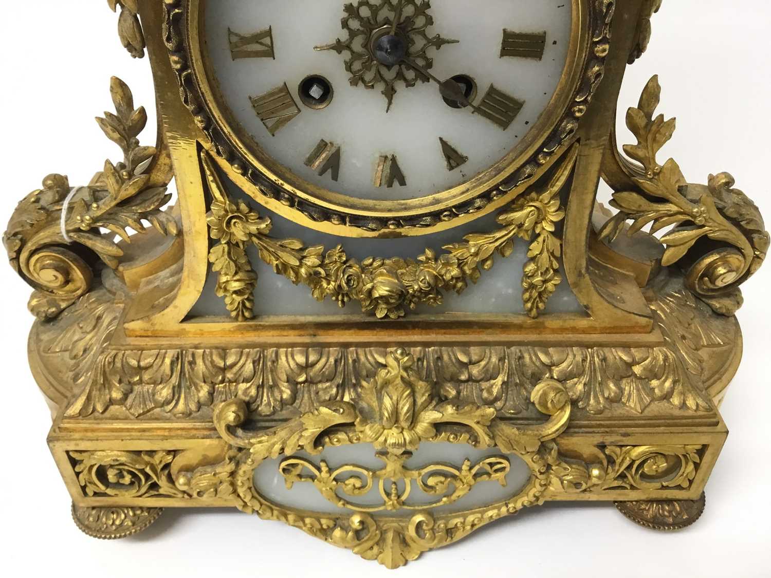 Good quality 19th century French Ormolu and White alabaster mantel clock - Image 4 of 10