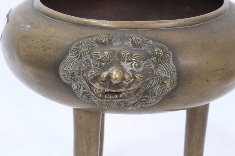 19th century Chinese bronze tripod censer on stand, with lion mask handles - Bild 5 aus 11