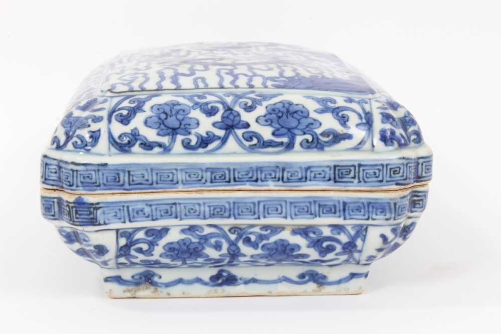 Chinese blue and white ‘Dragon’ box and cover, Wanli six-character mark - Bild 7 aus 50