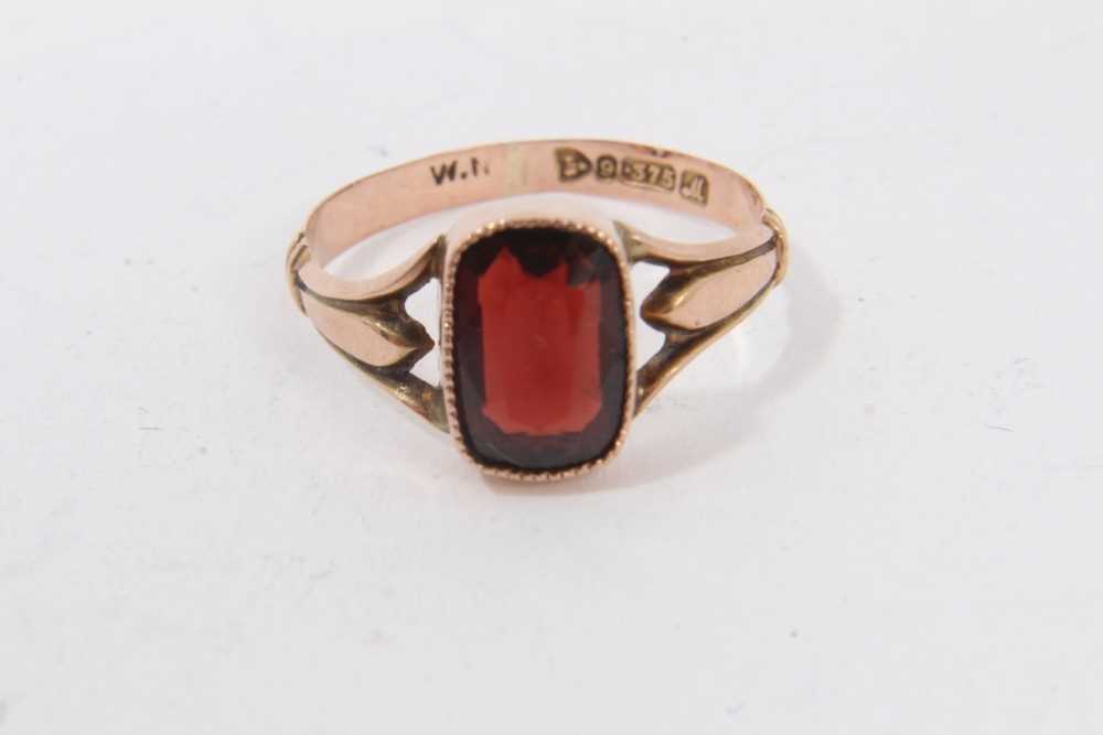 14ct gold dolphin ring, 9ct rose gold garnet ring, two other dress rings and two simulated pearl nec - Image 5 of 8
