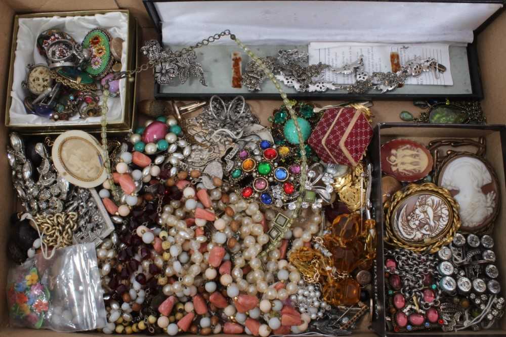 Quantity of vintage costume jewellery and bijouterie