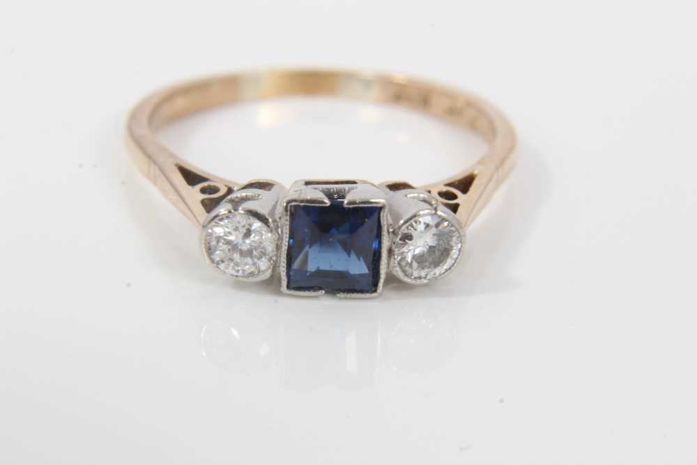 18ct gold diamond and sapphire three stone ring - Image 2 of 4