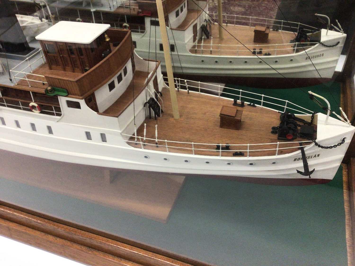 Large model boat in case - Image 2 of 10