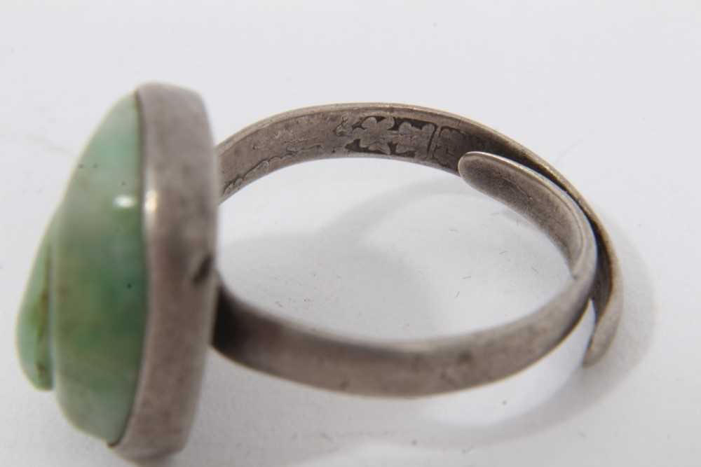Eleven Chinese green hardstone/jade rings - Image 9 of 18