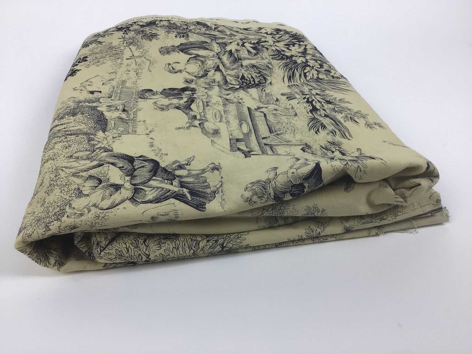 French toile throw, two pillow cases and fabric - Image 5 of 5