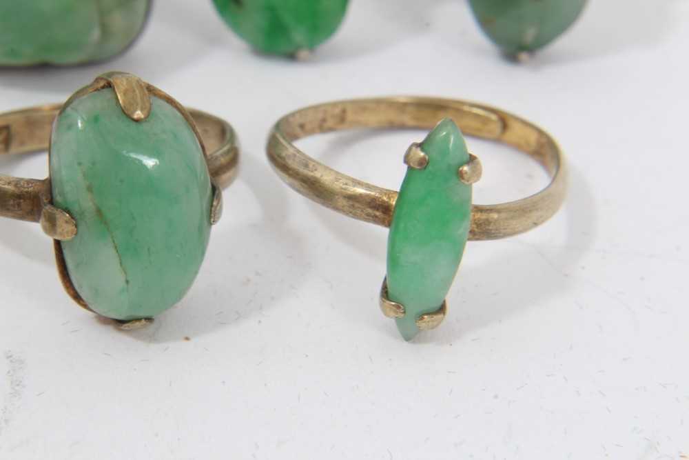 Eleven Chinese green hardstone/jade rings - Image 4 of 18