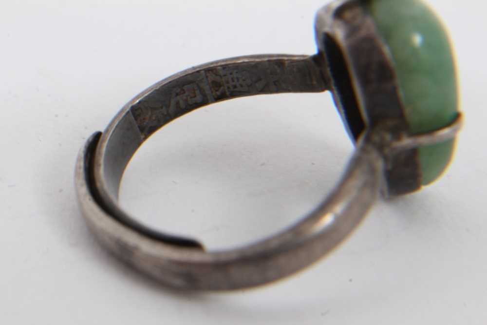 Eleven Chinese green hardstone/jade rings - Image 6 of 18