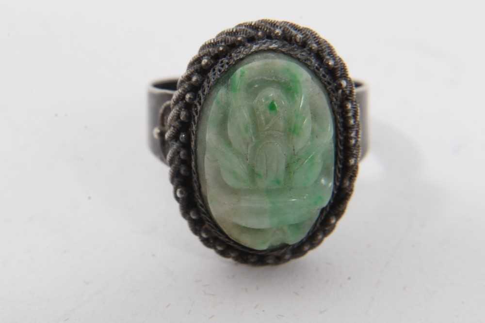Eleven Chinese green hardstone/jade rings - Image 10 of 18