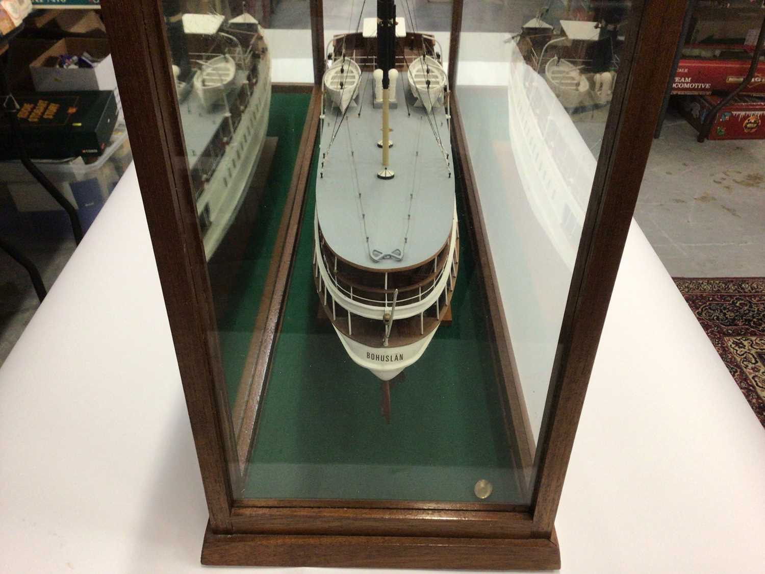 Large model boat in case - Image 5 of 10