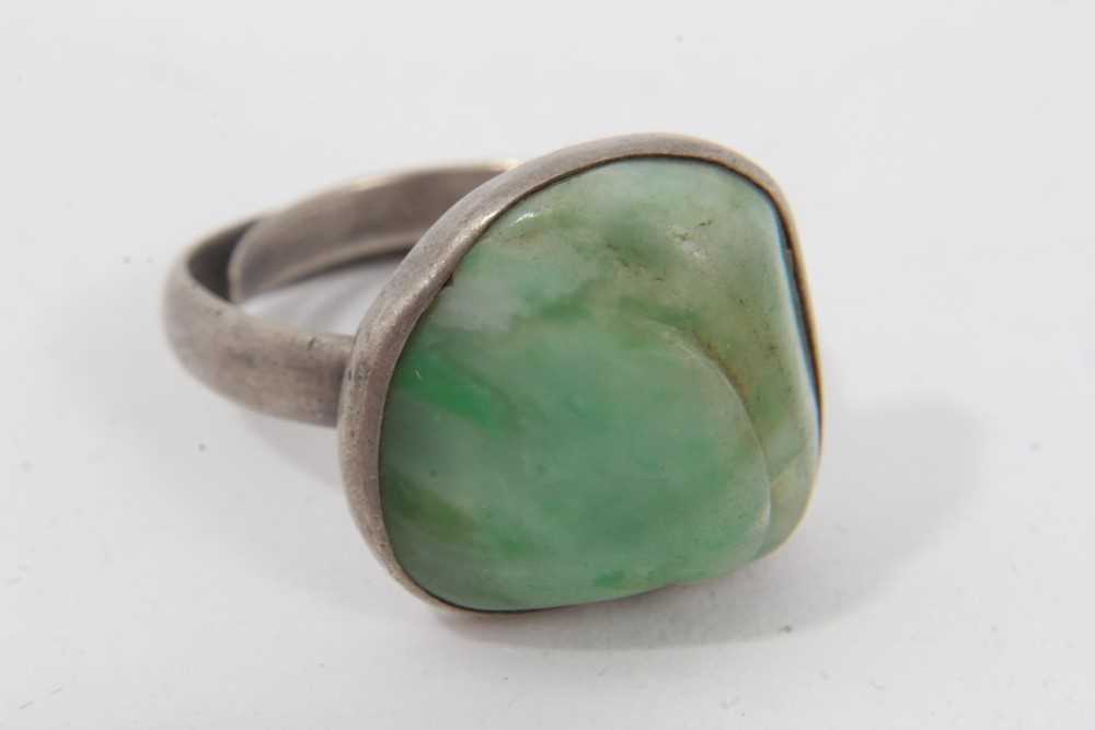 Eleven Chinese green hardstone/jade rings - Image 7 of 18