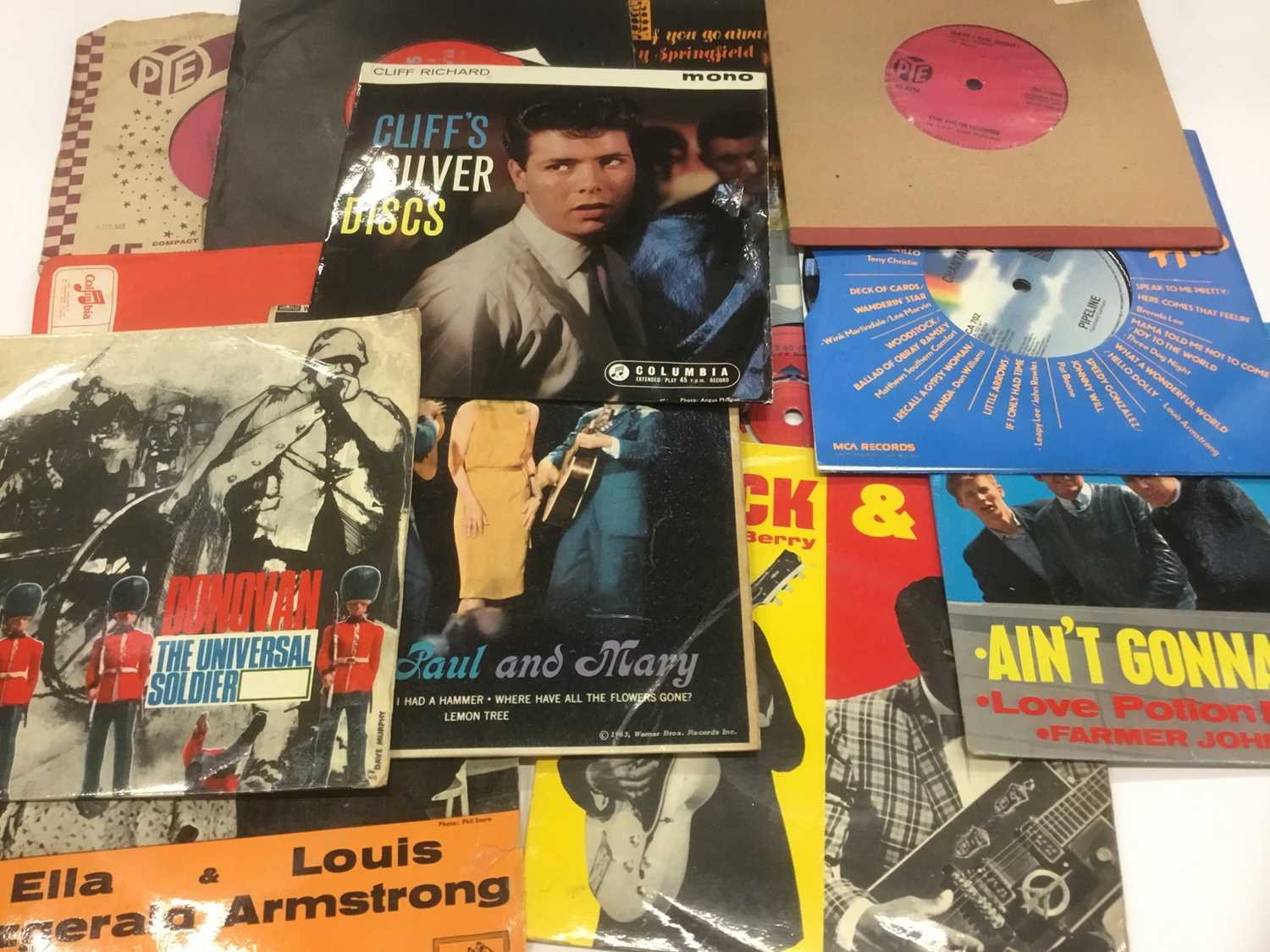 Collection of EP's and single records from the sixties including The Searchers, Kinks, Beatles, Dare