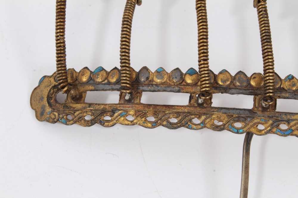 19th c. Chinese gilt metal kingfisher feather tiara and Chinese gilt metal and jade hair ornament - Image 9 of 11