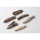 Group of six Victorian and later folding pocket knives / pen knives with horn grips (6)