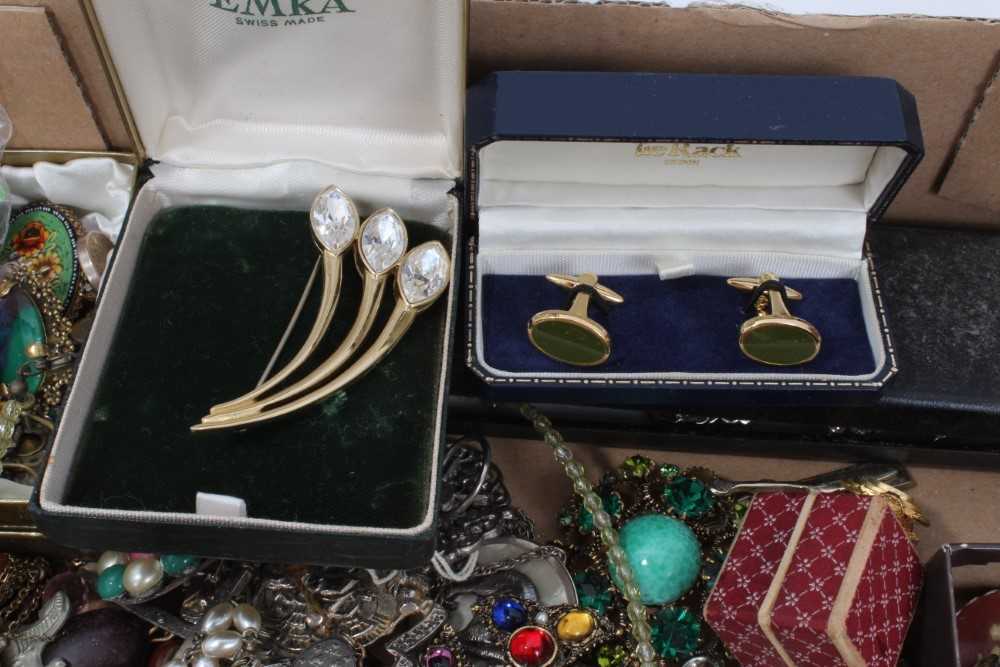 Quantity of vintage costume jewellery and bijouterie - Image 10 of 12