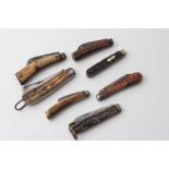 Group of seven Victorian and later folding pocket knives / pen knives with horn grips (7)