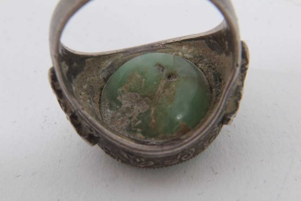 Eleven Chinese green hardstone/jade rings - Image 15 of 18
