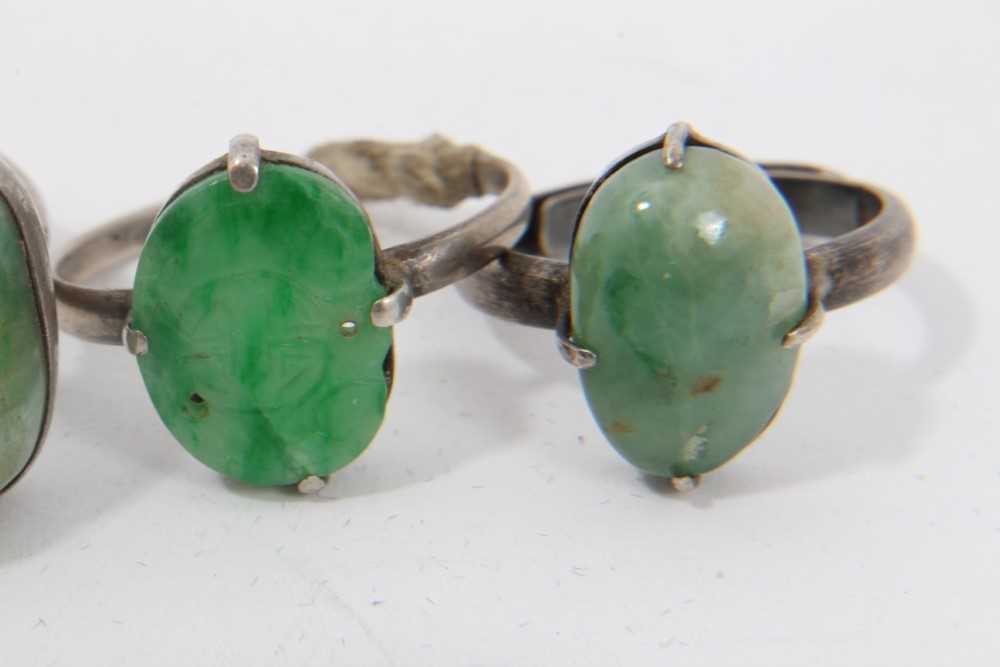 Eleven Chinese green hardstone/jade rings - Image 5 of 18