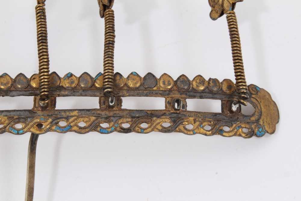 19th c. Chinese gilt metal kingfisher feather tiara and Chinese gilt metal and jade hair ornament - Image 10 of 11