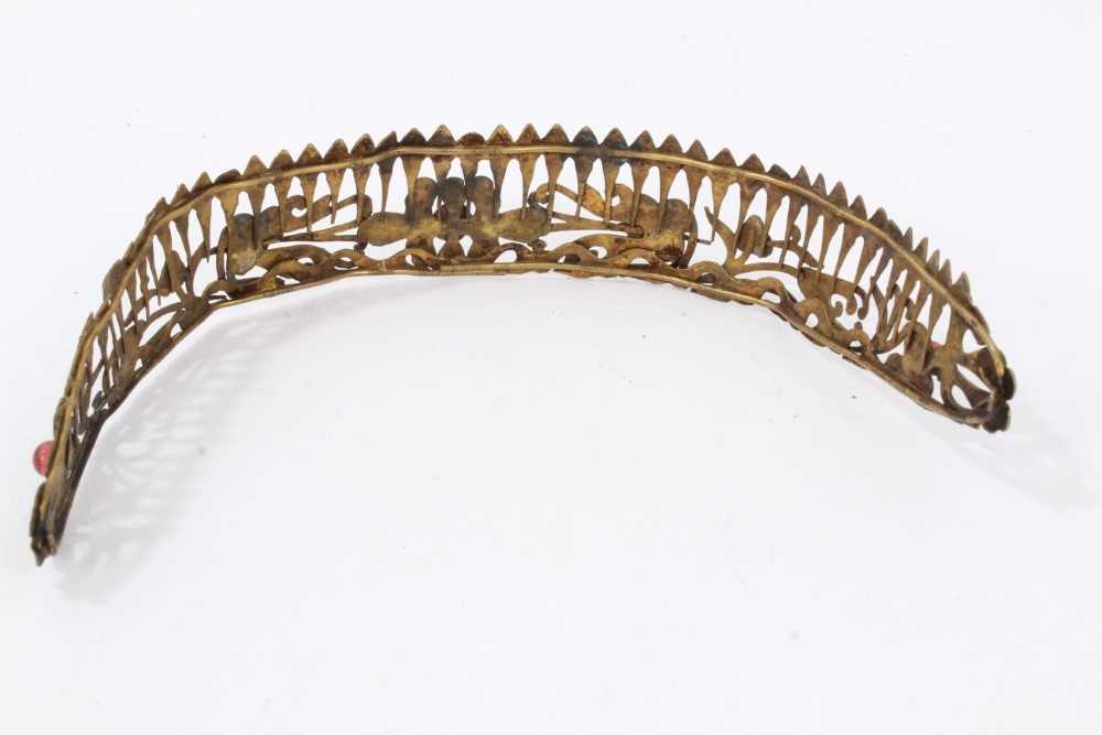 19th c. Chinese gilt metal kingfisher feather tiara and Chinese gilt metal and jade hair ornament - Image 5 of 11