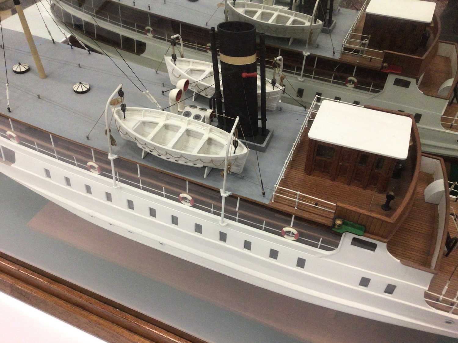 Large model boat in case - Image 3 of 10