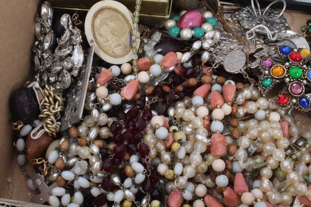 Quantity of vintage costume jewellery and bijouterie - Image 8 of 12