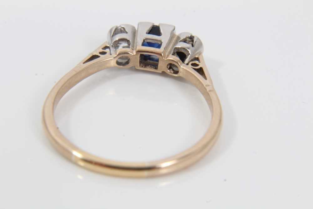 18ct gold diamond and sapphire three stone ring - Image 4 of 4