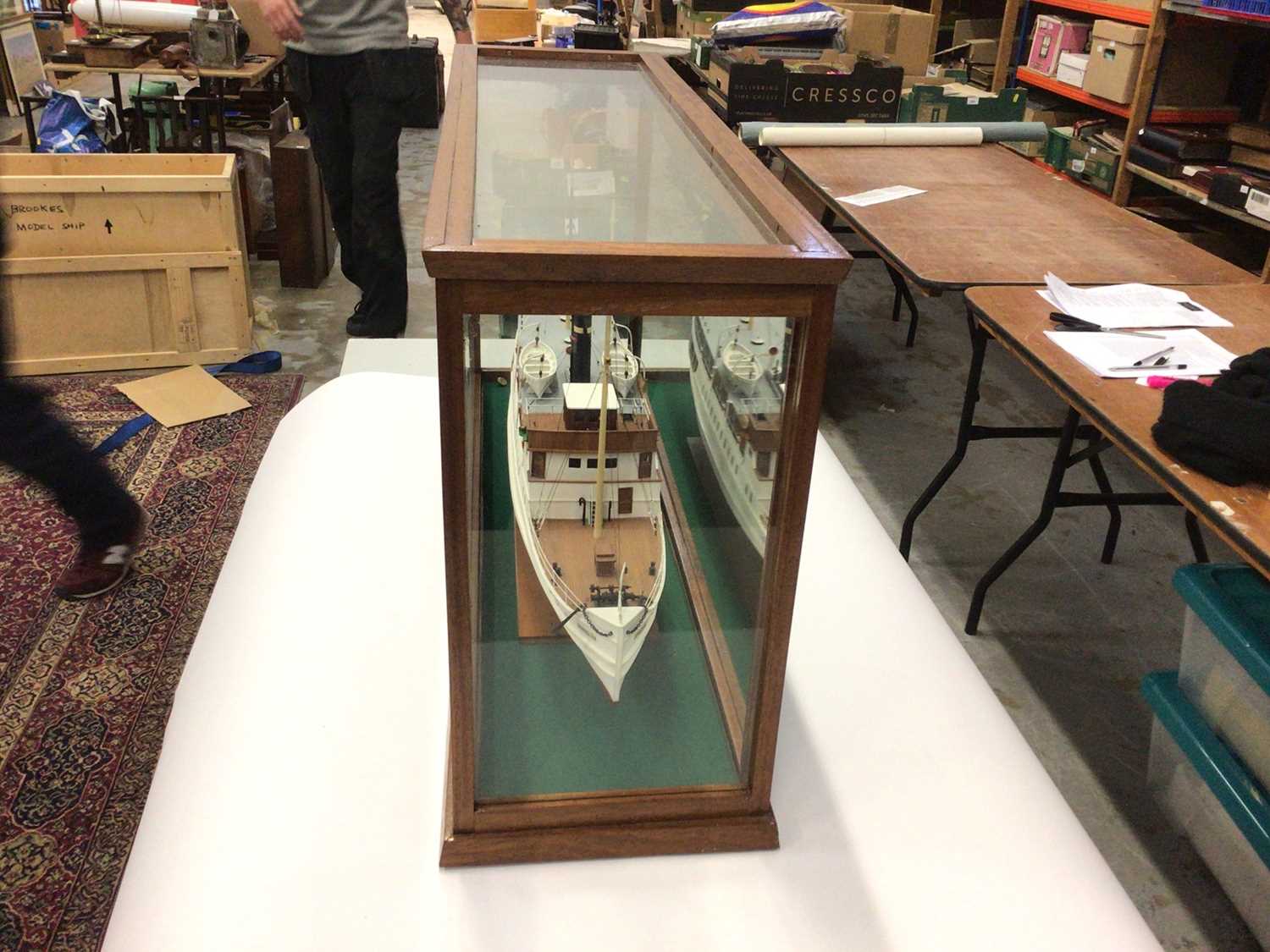 Large model boat in case - Image 7 of 10