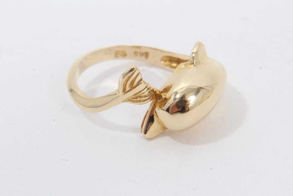 14ct gold dolphin ring, 9ct rose gold garnet ring, two other dress rings and two simulated pearl nec - Image 3 of 8