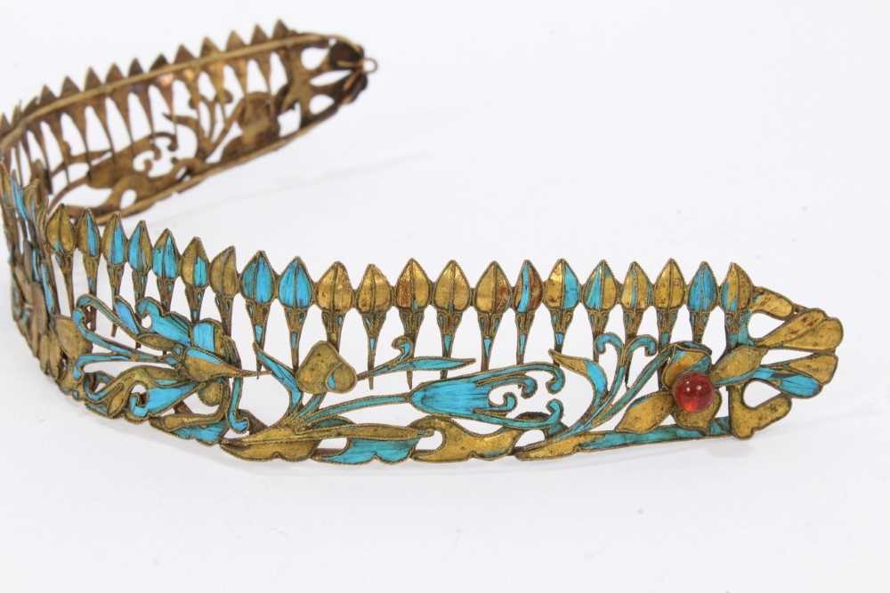 19th c. Chinese gilt metal kingfisher feather tiara and Chinese gilt metal and jade hair ornament - Image 4 of 11