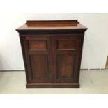 Good quality Edwardian mahogany cupboard with dentil cornice, shelved interior enclosed by two panel