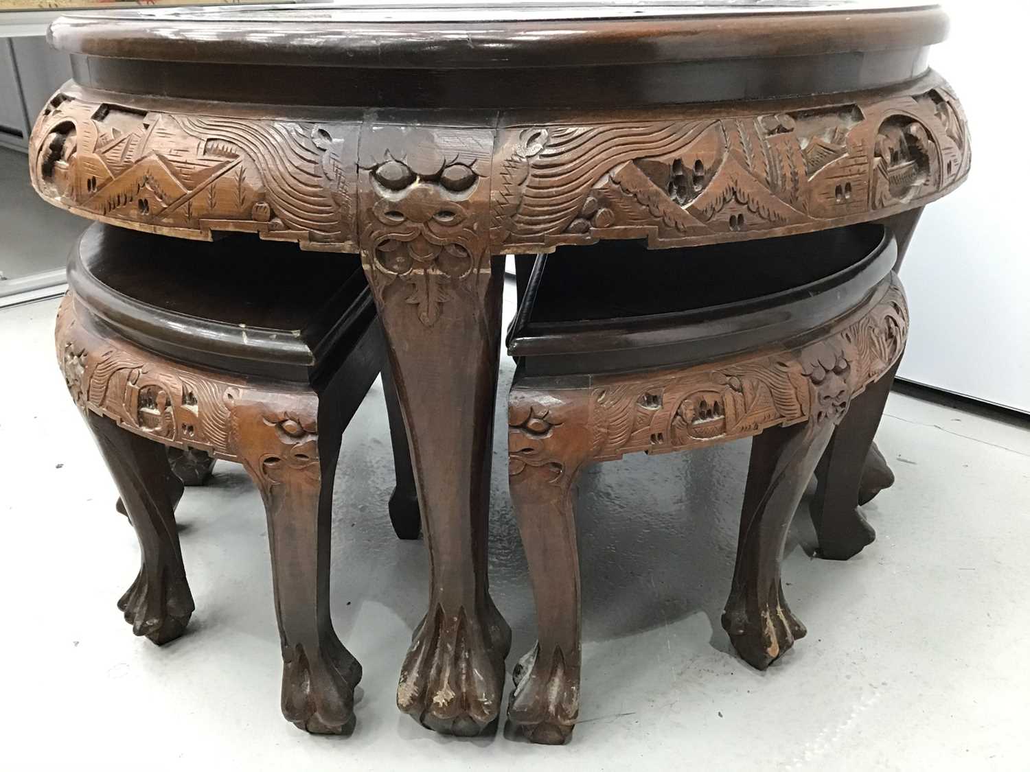 Chinese circular carved coffee table with integral nest of tables - Image 4 of 4