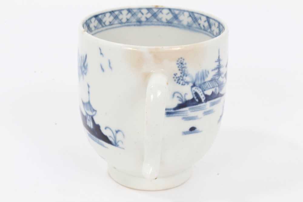 18th century Lowestoft blue and white coffee cup - Image 4 of 6