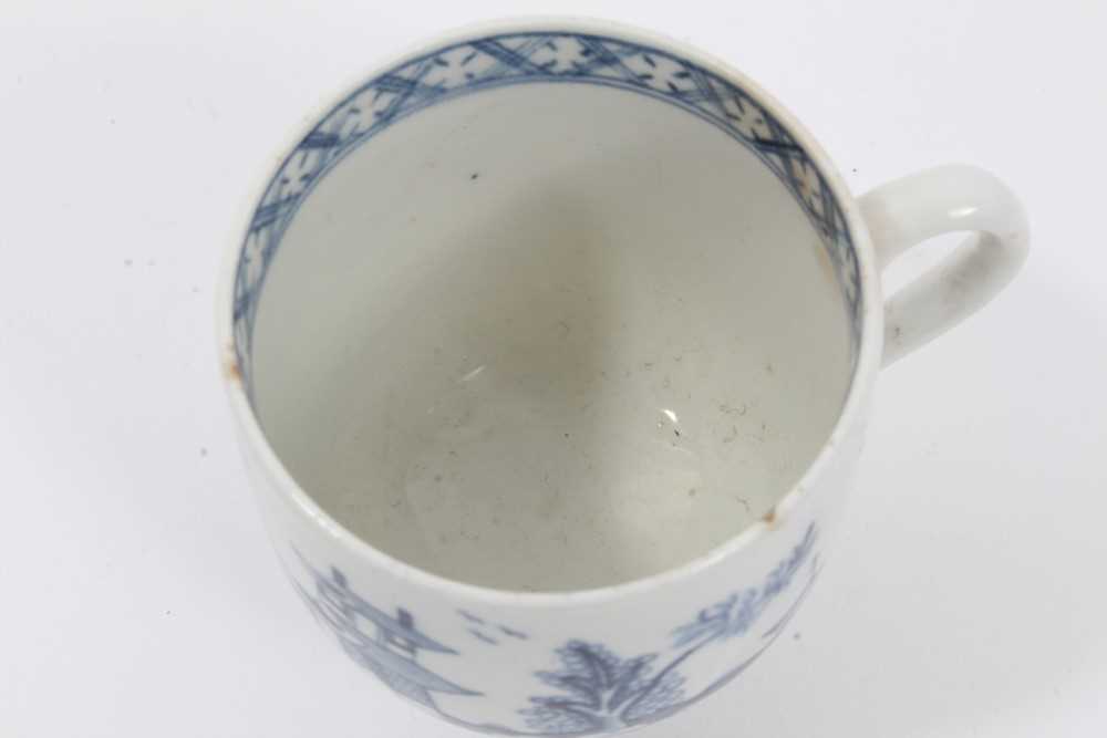 18th century Lowestoft blue and white coffee cup - Image 5 of 6