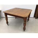 Victorian mahogany extending dining table on turned legs with two extra leaves