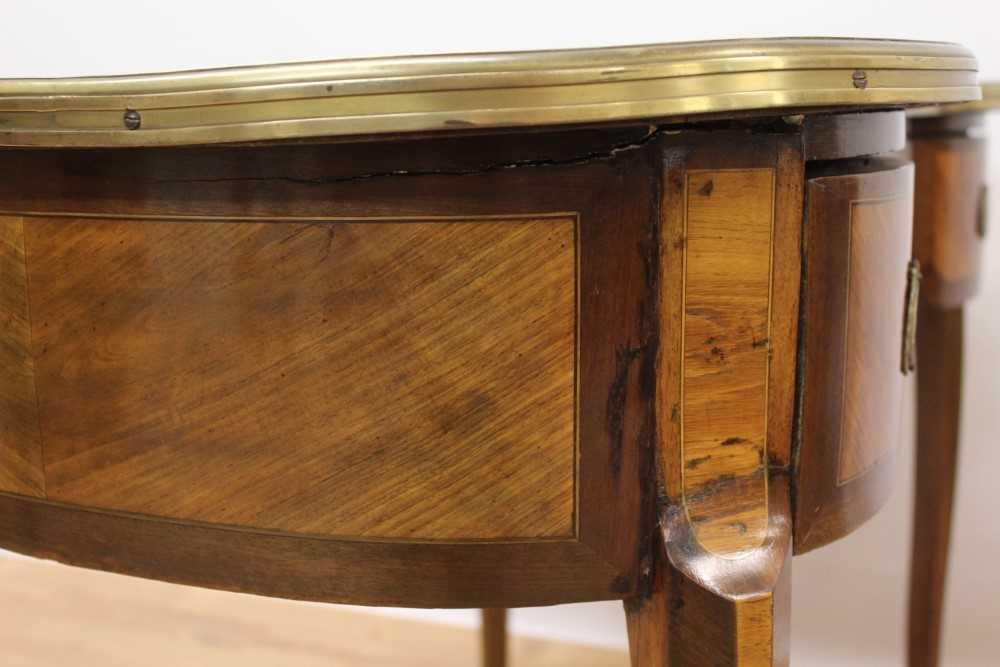 19th century Continental mahogany and satinwood brass mounted kidney shaped desk - Image 7 of 7