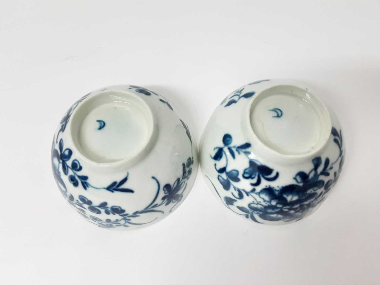 Two Worcester Mansfield pattern tea bowls and saucers, circa 1770, and two other blue and white Worc - Image 6 of 9