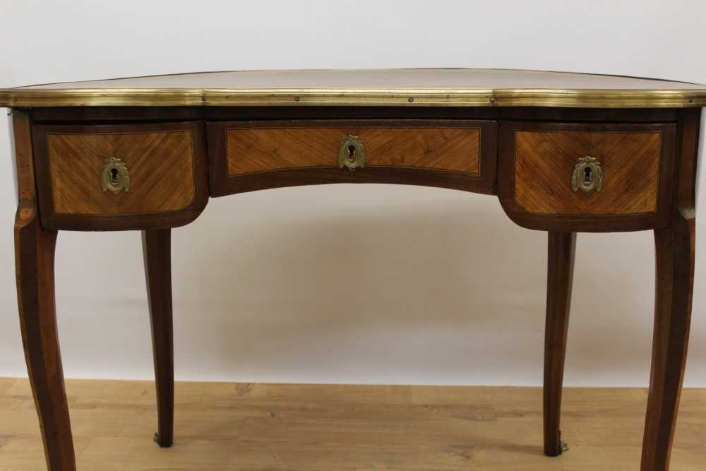 19th century Continental mahogany and satinwood brass mounted kidney shaped desk - Image 3 of 7