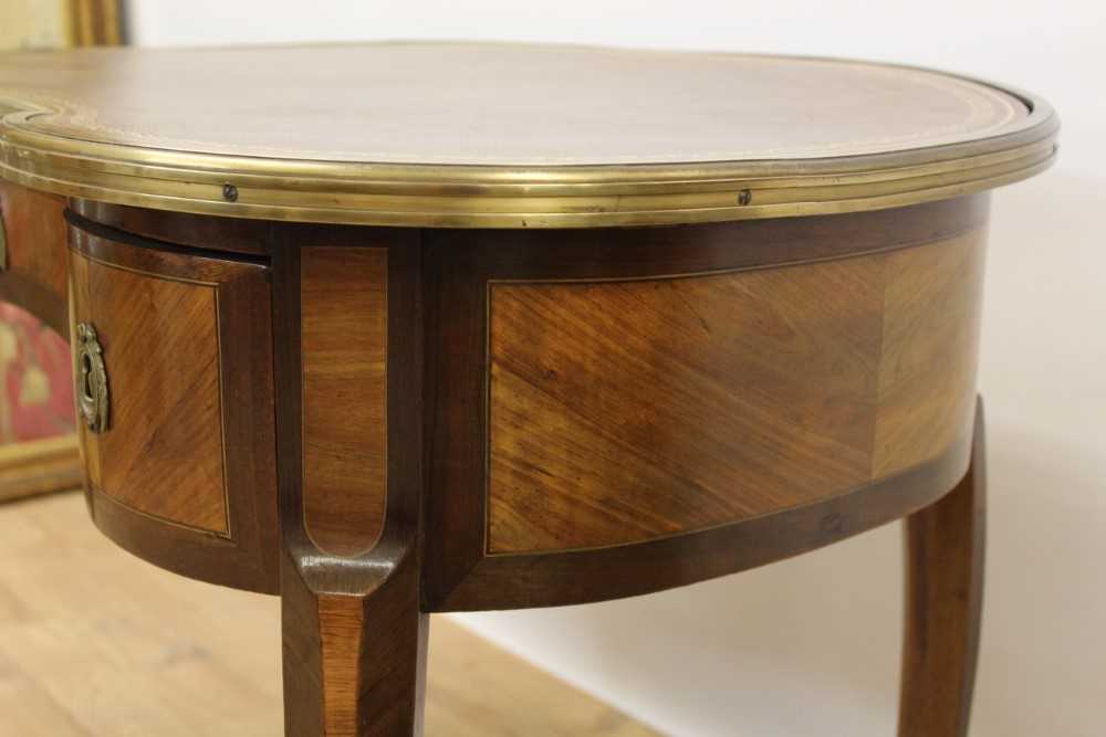19th century Continental mahogany and satinwood brass mounted kidney shaped desk - Image 4 of 7