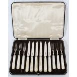 Set of six George VI silver fruit knives and forks with Mother of Pearl handles, (Sheffield 1938), m