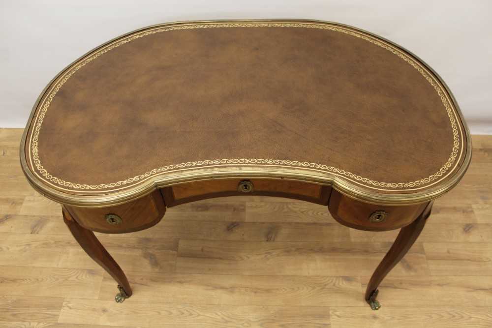 19th century Continental mahogany and satinwood brass mounted kidney shaped desk - Image 2 of 7
