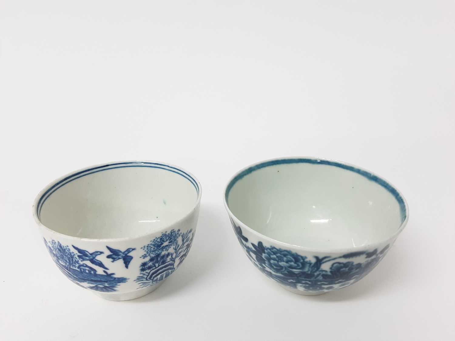 Two Worcester Mansfield pattern tea bowls and saucers, circa 1770, and two other blue and white Worc - Image 7 of 9