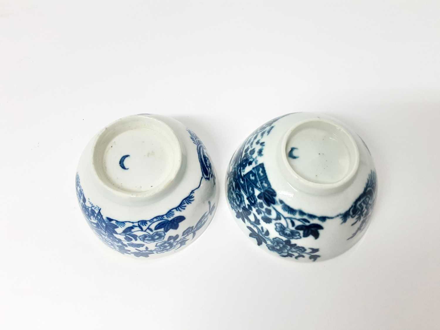 Two Worcester Mansfield pattern tea bowls and saucers, circa 1770, and two other blue and white Worc - Image 9 of 9