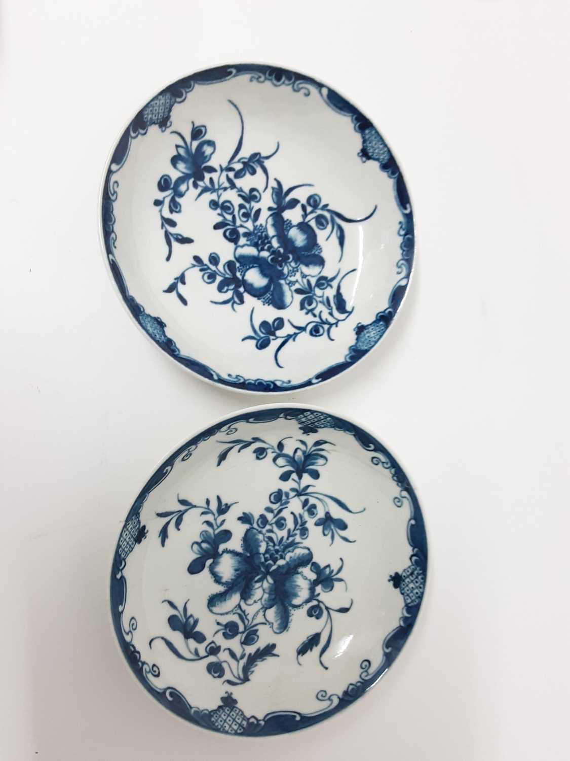 Two Worcester Mansfield pattern tea bowls and saucers, circa 1770, and two other blue and white Worc - Image 2 of 9