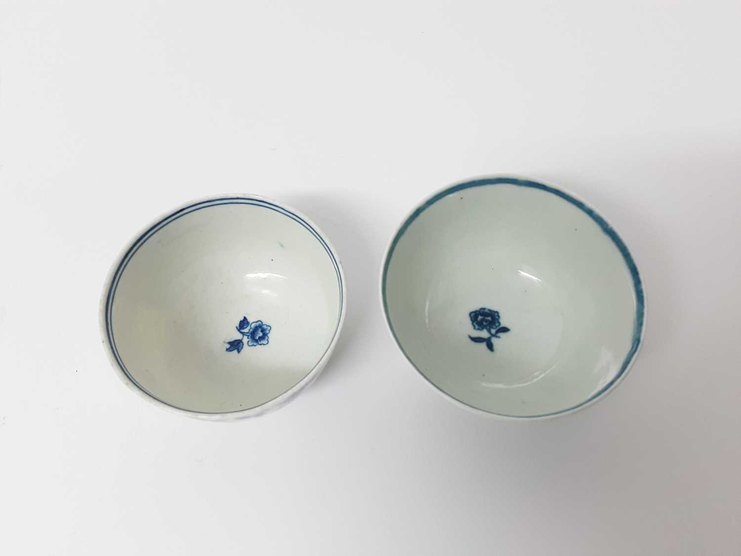 Two Worcester Mansfield pattern tea bowls and saucers, circa 1770, and two other blue and white Worc - Image 8 of 9