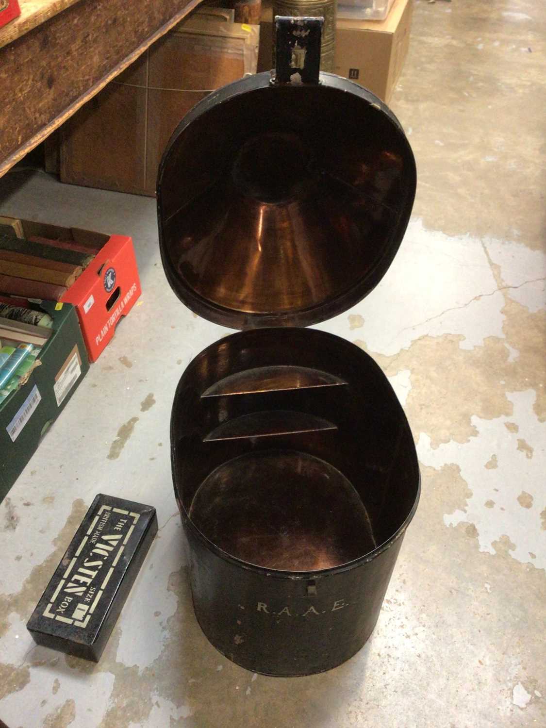 Japanned tin military hat box, with a Size 1 Vicsten box inside - Image 3 of 3