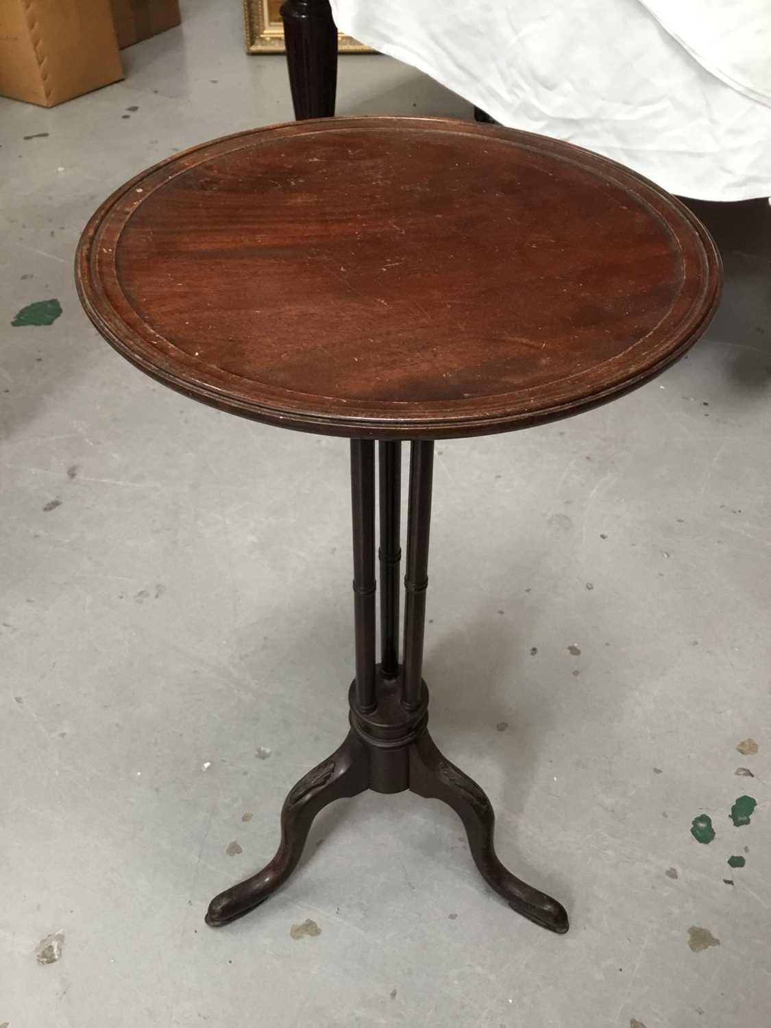 Georgian-style mahogany wine table, the circular top supported on three columns and tripod base, 35c